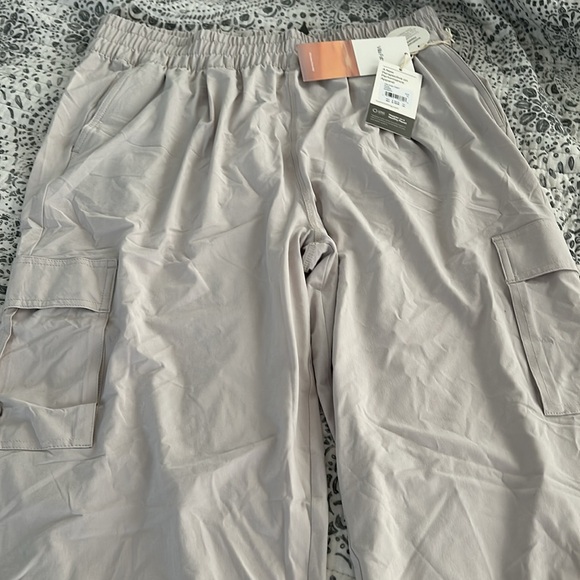 Vuori Villa Cargo Joggers - side pockets for hands and lower side cargo pockets - Picture 6 of 16